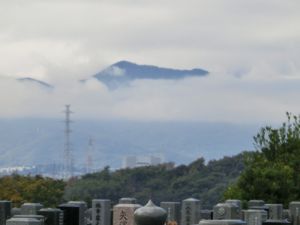 雲間の山.jpg